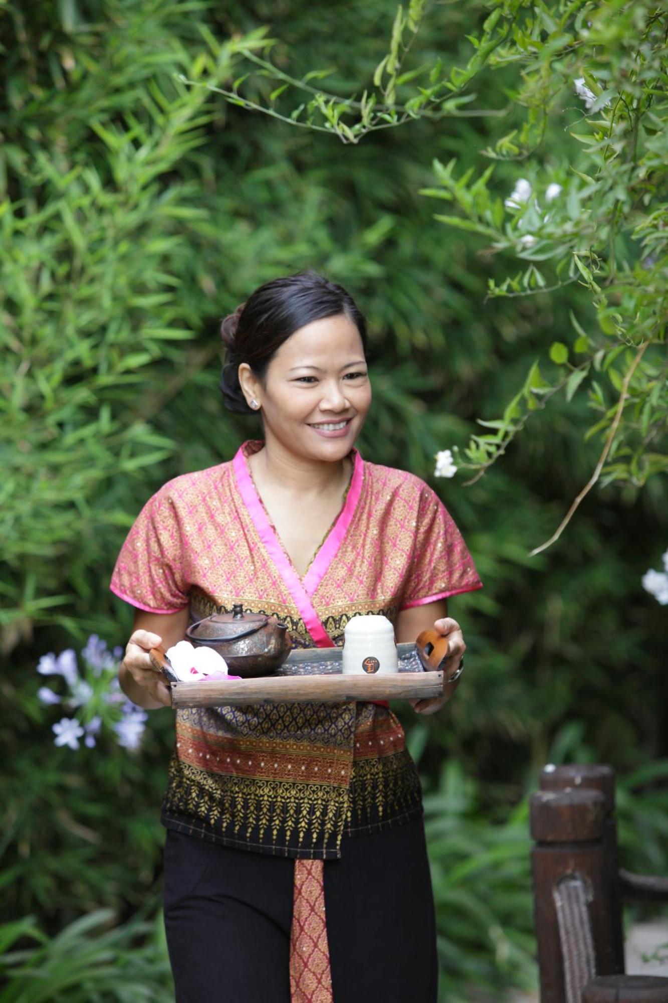 아시아 가든 호텔 앤 타이 스파, 어 로얄 하이드어웨이 호텔 피네스트라트 외부 사진 Thai woman serving tea