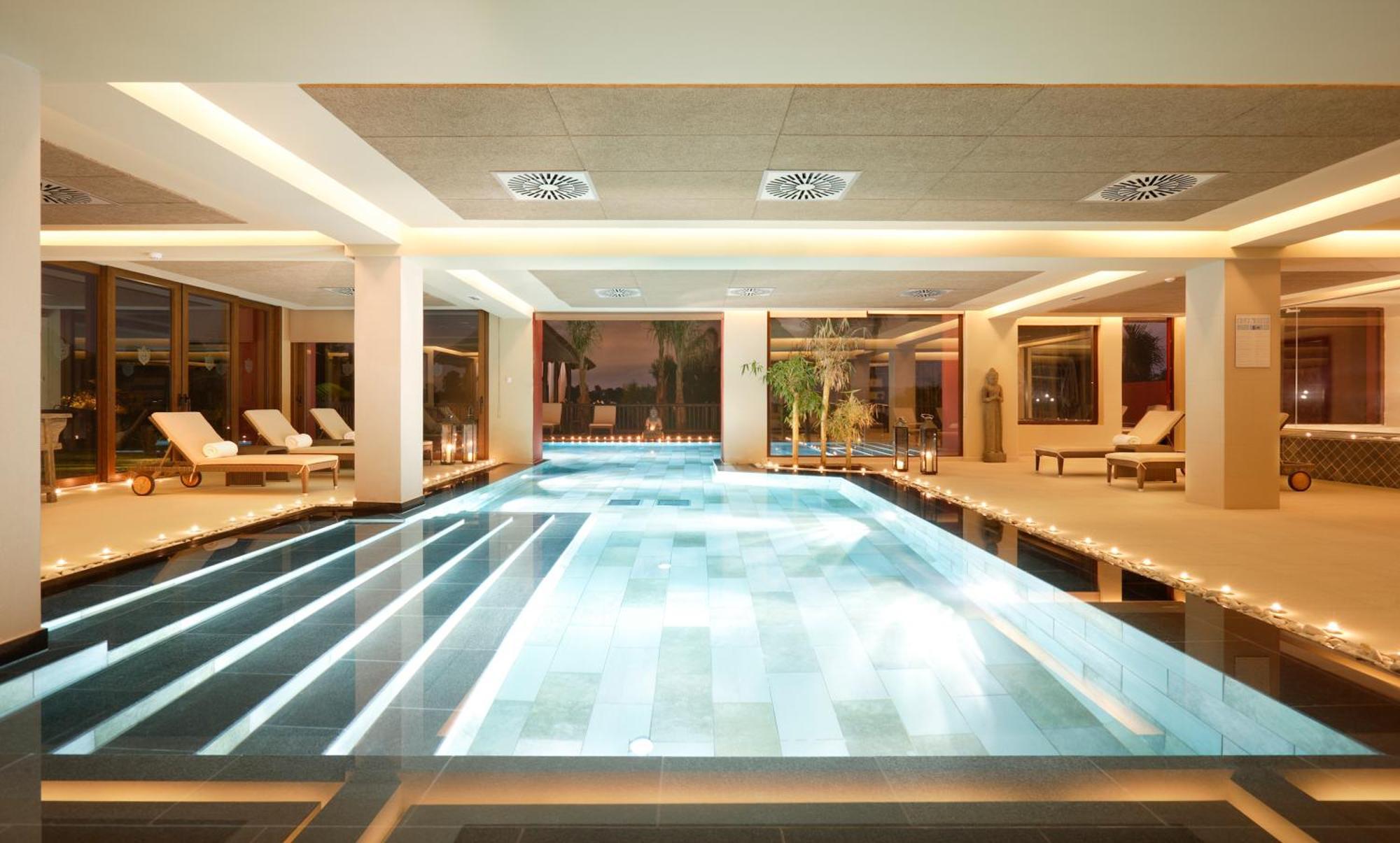 아시아 가든 호텔 앤 타이 스파, 어 로얄 하이드어웨이 호텔 피네스트라트 외부 사진 The swimming pool at the hotel