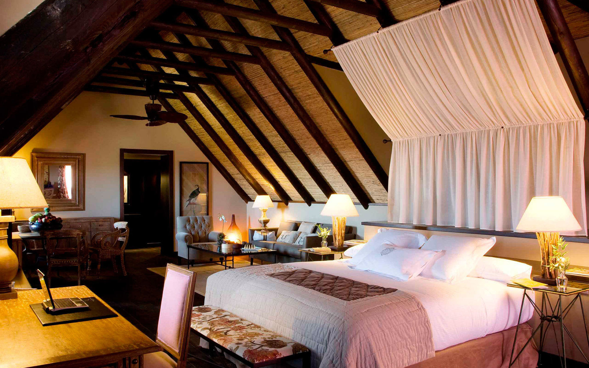 아시아 가든 호텔 앤 타이 스파, 어 로얄 하이드어웨이 호텔 피네스트라트 객실 사진 Suite at the Hotel Hacienda Uxmal