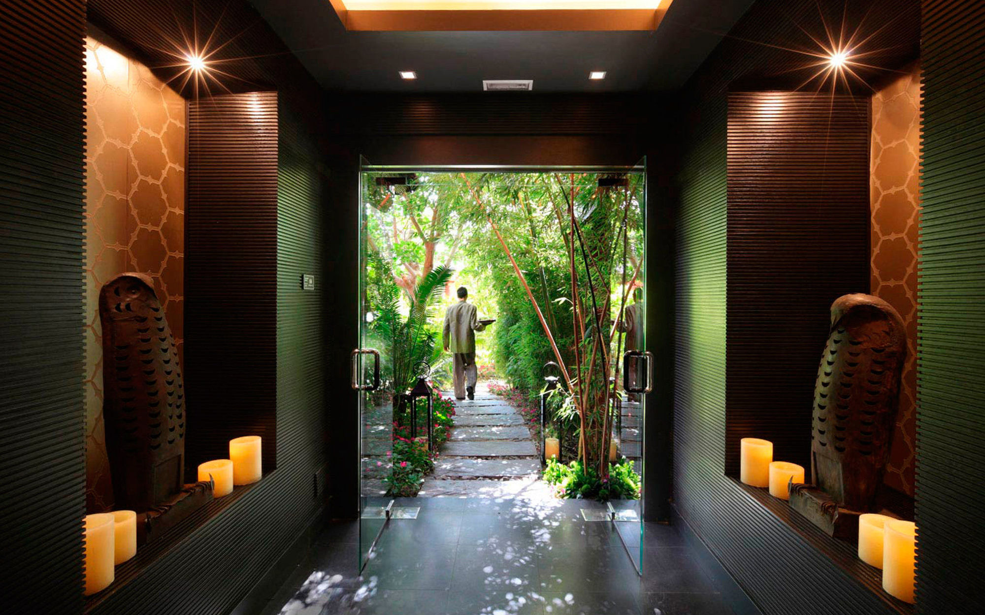 아시아 가든 호텔 앤 타이 스파, 어 로얄 하이드어웨이 호텔 피네스트라트 레스토랑 사진 Entrance to the spa at The Ivy at Veranda