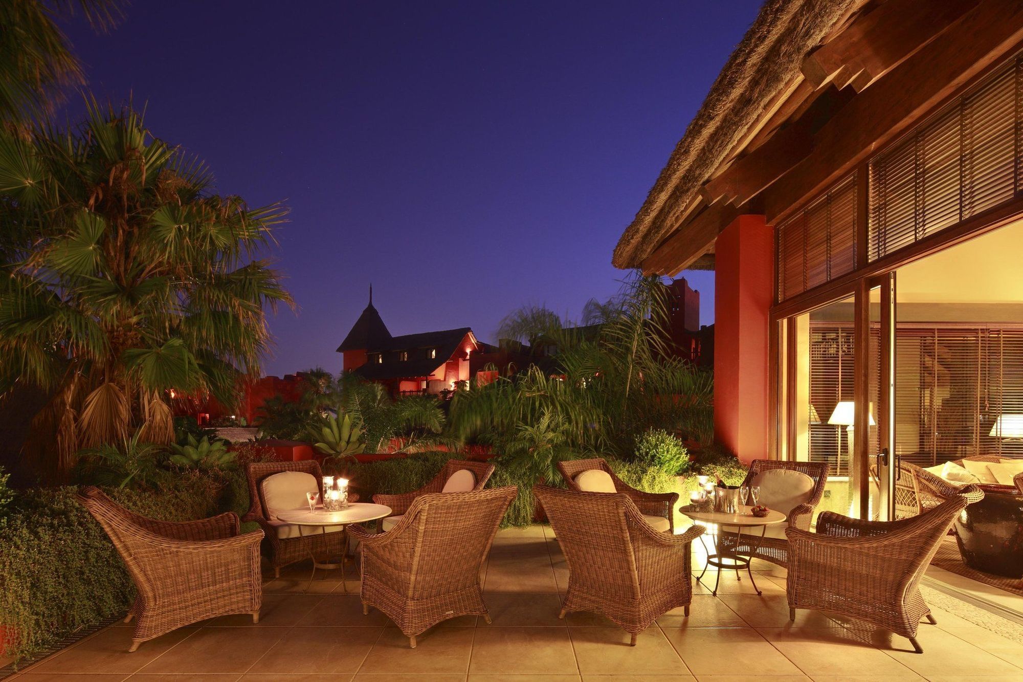 아시아 가든 호텔 앤 타이 스파, 어 로얄 하이드어웨이 호텔 피네스트라트 레스토랑 사진 The Terrace at the Mandarin Oriental, Munich