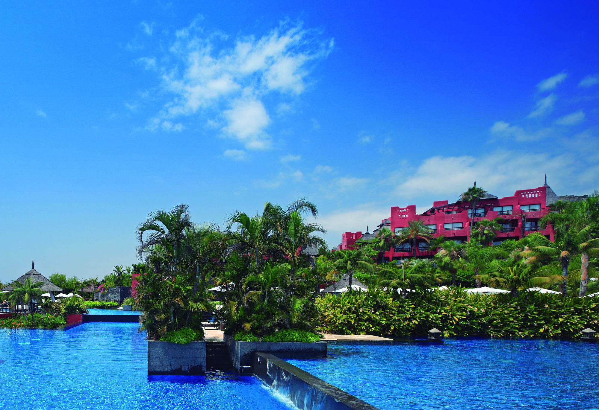 아시아 가든 호텔 앤 타이 스파, 어 로얄 하이드어웨이 호텔 피네스트라트 외부 사진 The pool at the Sheraton Nha Trang Hotel & Spa Resort