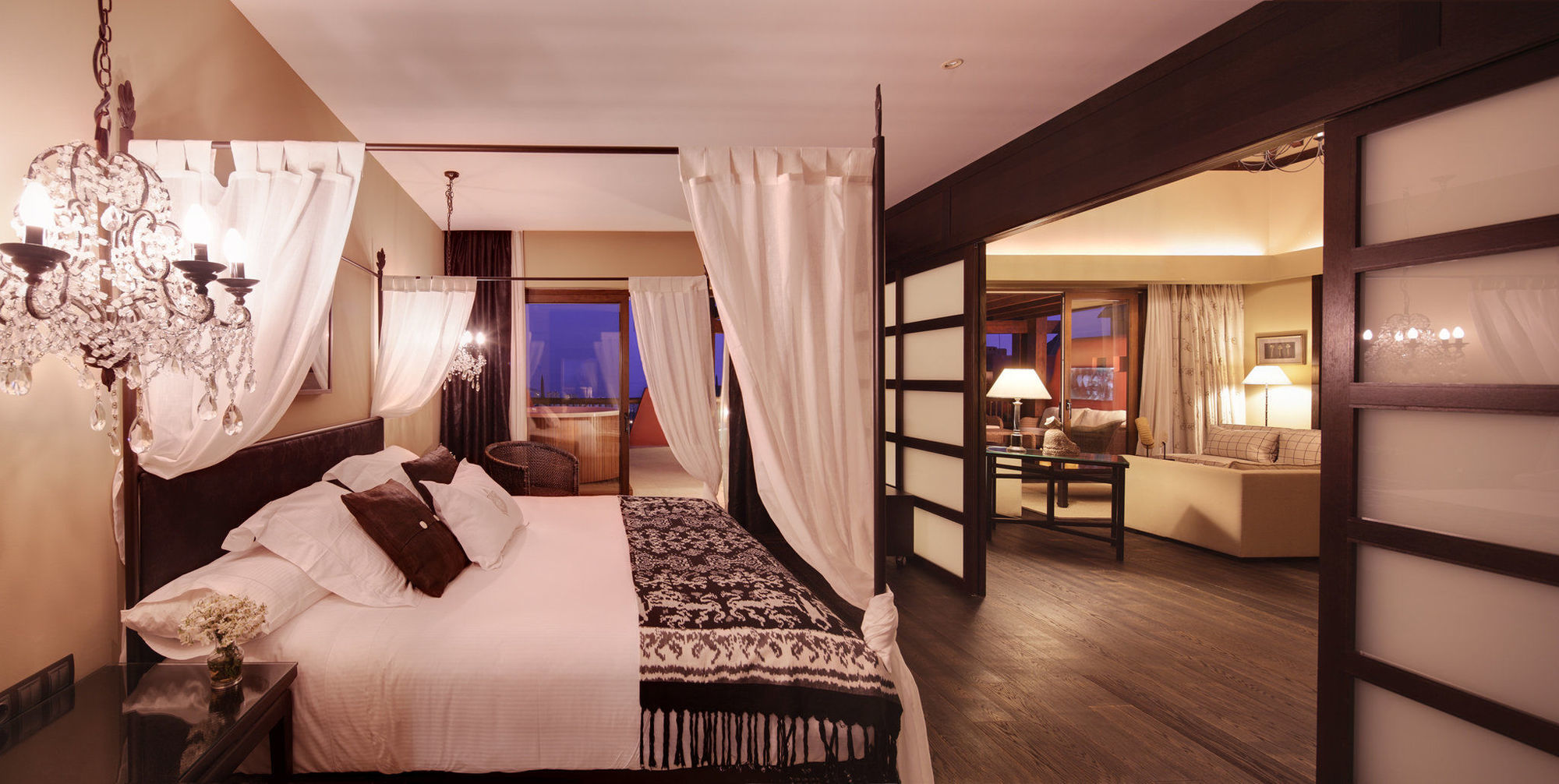 아시아 가든 호텔 앤 타이 스파, 어 로얄 하이드어웨이 호텔 피네스트라트 외부 사진 A suite at the hotel