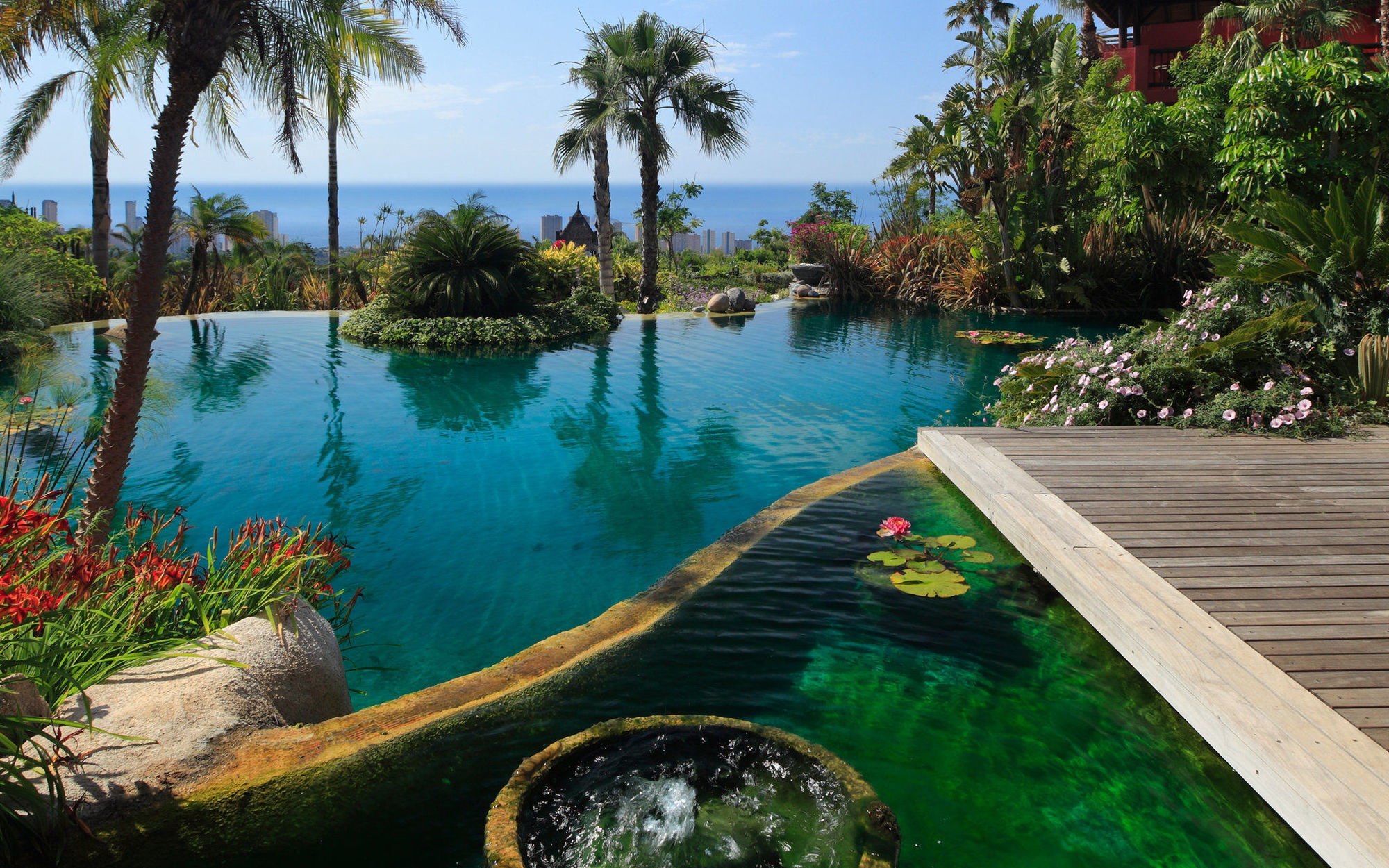 아시아 가든 호텔 앤 타이 스파, 어 로얄 하이드어웨이 호텔 피네스트라트 외부 사진 The pool at the Four Seasons Hotel