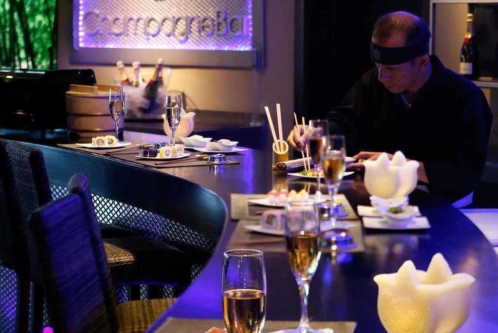 아시아 가든 호텔 앤 타이 스파, 어 로얄 하이드어웨이 호텔 피네스트라트 외부 사진 A sushi bar in Paris