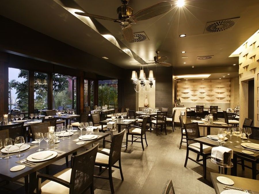 아시아 가든 호텔 앤 타이 스파, 어 로얄 하이드어웨이 호텔 피네스트라트 외부 사진 Interior of the restaurant