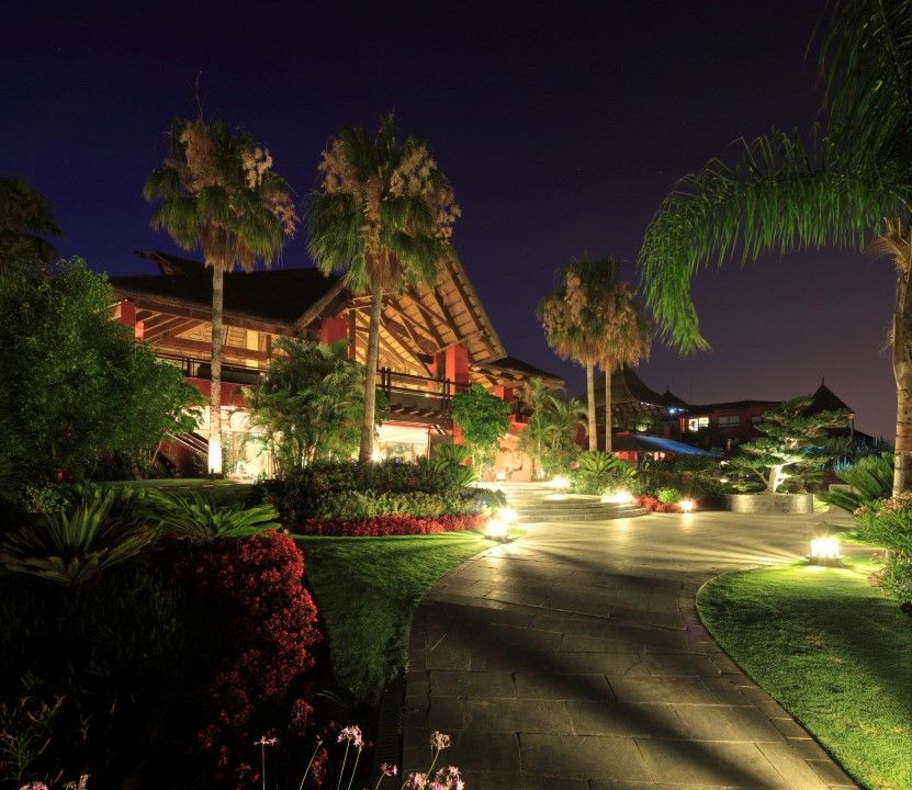 아시아 가든 호텔 앤 타이 스파, 어 로얄 하이드어웨이 호텔 피네스트라트 외부 사진 The resort at night