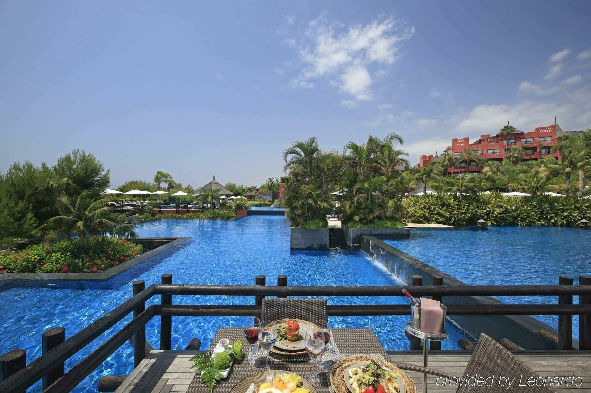 아시아 가든 호텔 앤 타이 스파, 어 로얄 하이드어웨이 호텔 피네스트라트 시설 사진 The pool at the Kempinski, Muscat